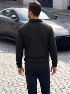 Rückenansicht eines hochwertigen Herren-Langarm-Poloshirts mit Zopfmuster in Dunkelgrün