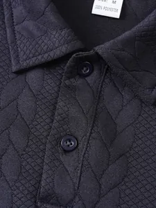 Close-up van donkerblauw jacquard poloshirt met stoftextuur en knopen