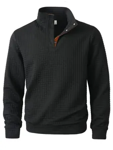 Vista detallada de sudadera negra para hombre con textura tipo gofre y cuello alto