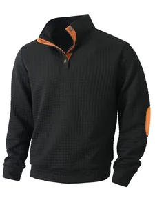 Primer plano de sudadera acolchada negra para hombre con cuello alto naranja y coderas