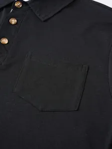 Primer plano de un polo negro para hombre con bolsillo en el pecho y botones de color ámbar