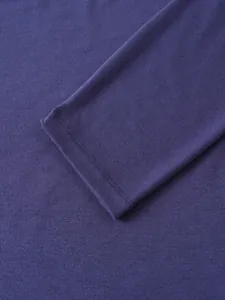 Vue détaillée d'un polo à manches longues bleu marine montrant le poignet et le tissu doux
