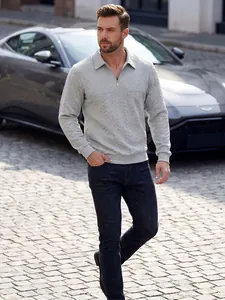 Herren Langarm-Poloshirt in Grau mit Texturstrick in moderner Outdoor-Umgebung