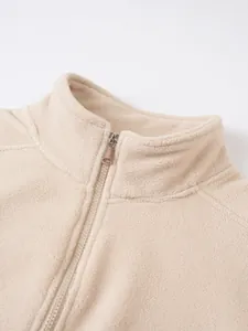 Detailansicht eines beigen Herren-Fleece-Sweatshirts mit Reißverschluss und Stehkragen