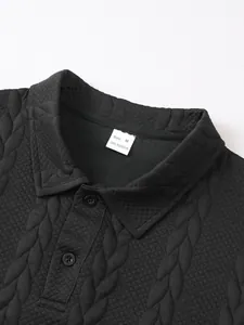 Detailweergave van de zwarte jacquard polo voor heren met kraag en textuurdetail