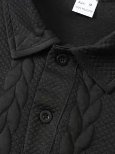 Gedetailleerd macro-shot van getextureerd jacquard gebreid poloshirt met zwarte knopen