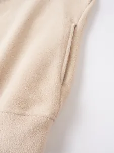 Nahaufnahme des Seitentaschendetails an einem warmen, winddichten Fleece-Sweatshirt für Herren