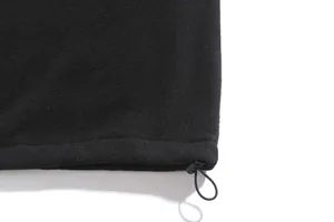 Detailansicht des verstellbaren Kordelzug-Saums an einem weichen schwarzen Fleece-Sweatshirt