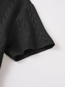 Detailopname van de zwarte jacquard-breitextuur op de mouw van een casual heren top
