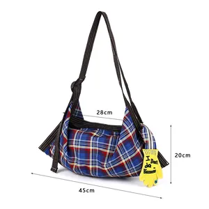 Grand sac cabas rembourré en toile à carreaux bleus avec dimensions 45cm et 20cm