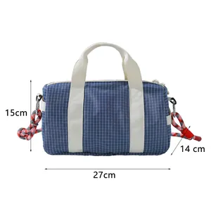 Vista dettagliata della borsa bowling a scacchi blu da donna con dimensioni 27x15x14cm