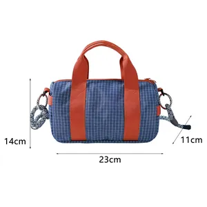 Dimensioni borsa bowling a quadri blu: 23 cm di lunghezza, 14 cm altezza, 11 cm larghezza.