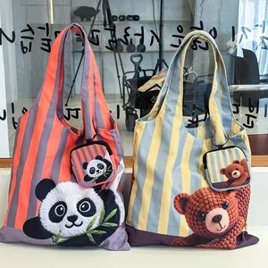 Gros plan sur des sacs fourre-tout rayés avec imprimés panda et ours et pochettes