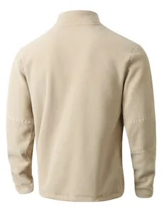 Vista posterior de una sudadera de forro polar lisa para hombre con cuello alto beige
