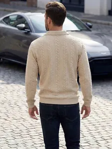Rückansicht eines beigen Herren-Zopfstrick-Pullovers mit Polokragen in luxuriösem Design.