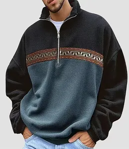 Detail eines Herren-Fleece-Sweatshirts mit halbem Reißverschluss und blau-schwarzem Design