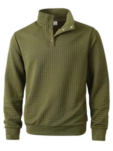 Primer plano de una sudadera de hombre verde oliva con textura de gofre y botones
