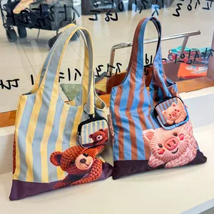 Détail de sacs fourre-tout pliables à rayures avec motifs ours et cochon et pochettes