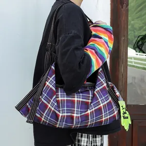 Détail du grand sac cabas en toile à carreaux vintage avec manches arc-en-ciel style
