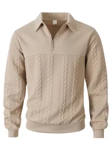 Vorderansicht Detail von beigen Herren Zopfstrick Langarm Polo Pullover