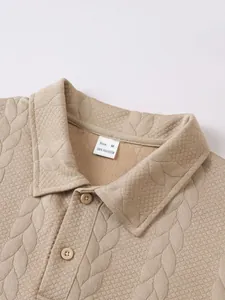 Close-up van de kraag van een beige jacquard poloshirt voor heren met maat M