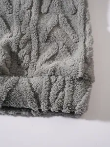 Κοντινό πλάνο του μαλακού γκρι υφάσματος fleece με ανάγλυφα σχέδια σε ένα καθημερινό hoodie