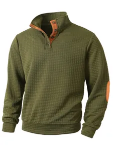 Detalle del sudadera para hombre de punto de gofre verde oliva con cuello alto naranja