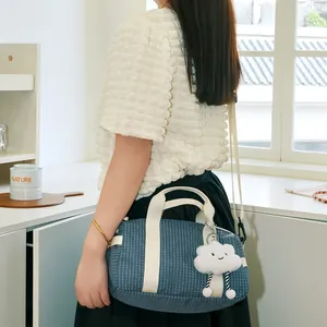 Elegante borsa bowling a scacchi blu indossata da una modella in una stanza