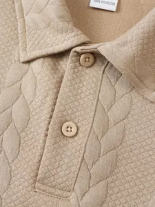 Close-up van heren khaki jacquard poloshirt met getextureerd patroon en knopen