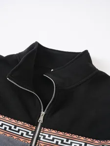 Detailansicht eines Herren-Fleece-Sweatshirts mit halbem Reißverschluss und geometrischem Muster.