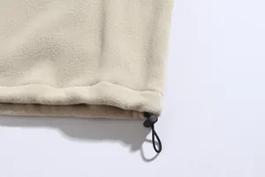 Detailansicht des Saums eines beigen Fleece-Sweatshirts mit verstellbarem Kordelzug