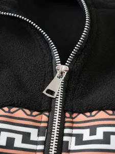 Detailansicht eines glatten Metallreißverschlusses an einem schwarzen Fleece-Sweatshirt