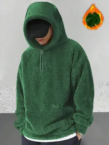Dettaglio felpa con cappuccio in pile sherpa verde da uomo con mezza zip morbida