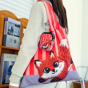 Vue détaillée de l'imprimé renard mignon et de la pochette assortie sur le sac rayé.