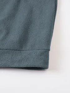 Makroaufnahme des blaugrauen Fleece-Stoffs mit weicher und warmer Textur