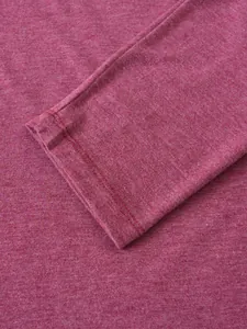 Gros plan sur le tissu en maille rouge vin chiné et le poignet surpiqué d'un polo homme.