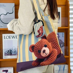 Vue détaillée du sac fourre-tout à rayures avec imprimé ours 3D et pochette