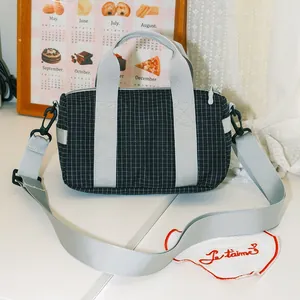 Elegante borsa bowling a scacchi neri con tracolla regolabile in nylon grigio moda