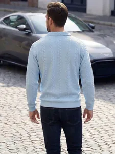 Rückansicht eines hellblauen Herren-Poloshirts mit Zopfmuster auf einer Straße