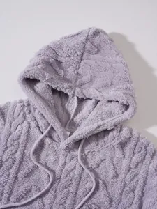 Κοντινό πλάνο μωβ φούτερ με κουκούλα fleece με λεπτομέρεια ανάγλυφης πλέξης