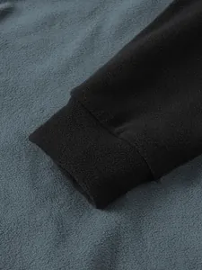 Detailansicht des Fleece-Bündchens an einem Herren-Sweatshirt mit farblichen Akzenten.
