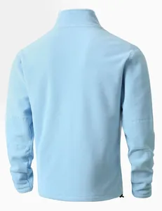 Vista posterior detallada de una sudadera de forro polar azul claro para hombre con cuello alto