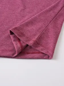 Vue détaillée de la couture de l'ourlet sur un polo à manches longues pour homme bordeaux chiné.