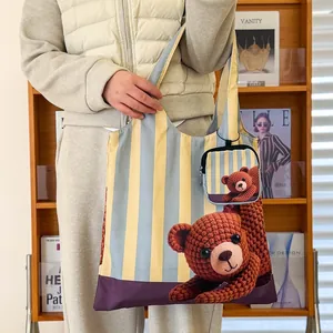Grand sac fourre-tout rayé avec motif d'ours mignon et pochette assortie amovible.
