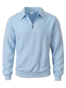Detail eines hellblauen Polo-Pullovers mit Reißverschluss und Zopfstrickmuster.