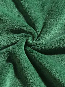 Primo piano della morbida e calda trama del tessuto in pile verde di questa felpa.