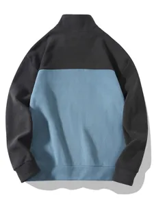 Rückansicht eines Outdoor-Fleece-Sweatshirts für Herren im blau-schwarzen Farbblock-Design