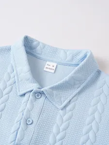 Detailopname van de lichtblauwe heren polokraag met een getextureerd jacquardpatroon