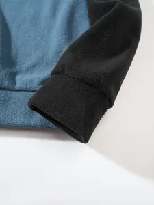 Detailaufnahme des weichen Fleece-Stoffs und der Rippbündchen eines Herren-Sweatshirts