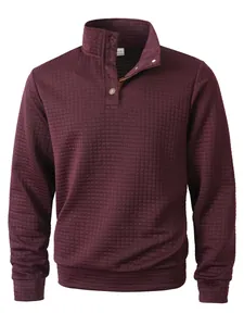 Primer plano de sudadera de hombre granate con cuello alto y diseño acolchado